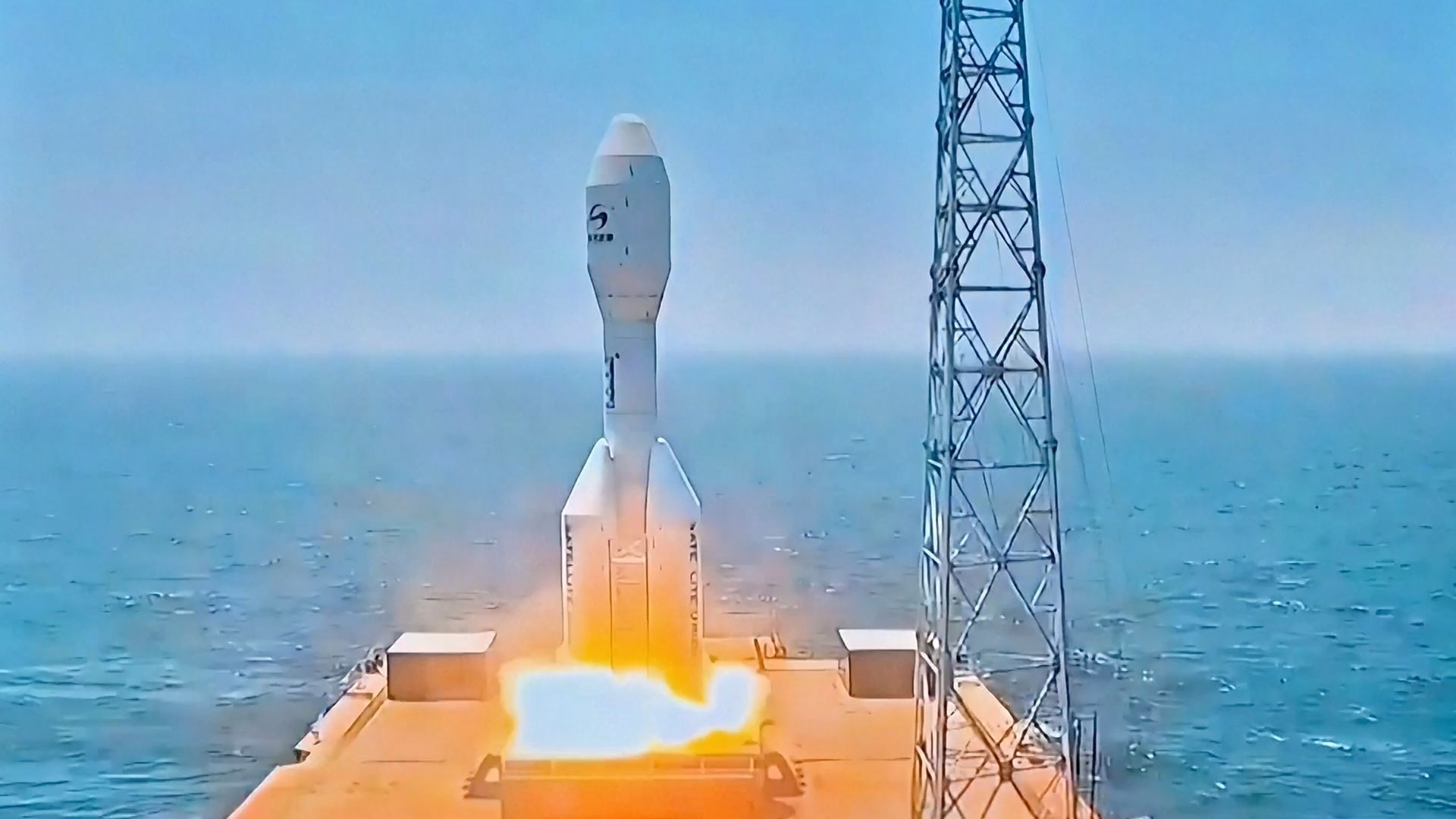 O foguete Gravity-1 recorde da China lança 9 satélites de um navio no mar (vídeo)