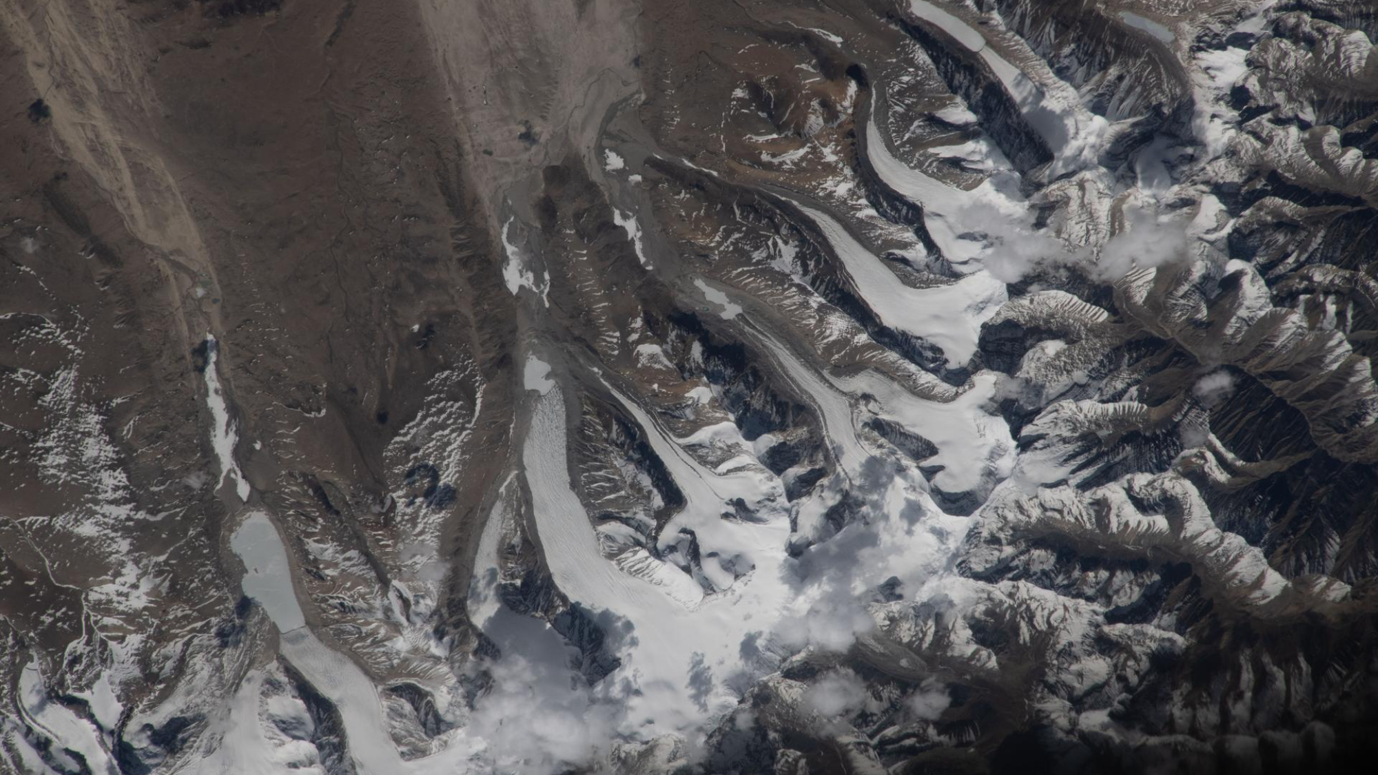 Geleiras vistas fluindo pelo Himalaia na foto espacial do dia de 15 de julho de 2026