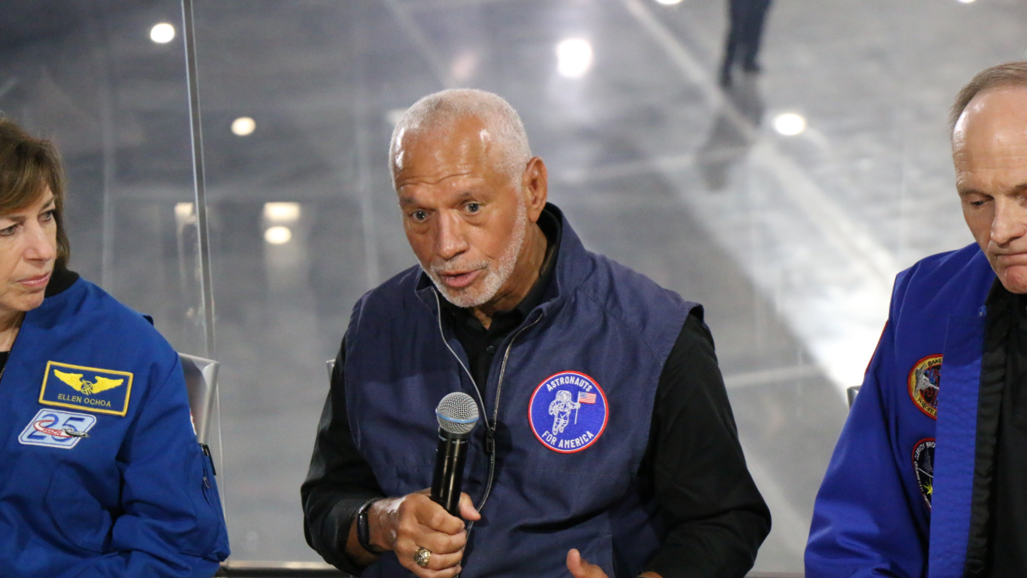 Os astronautas reformados da NASA estão a fazer-se à estrada para fazer com que os jovens votem: “um pequeno passo para vocês e um salto gigante para o nosso país”.