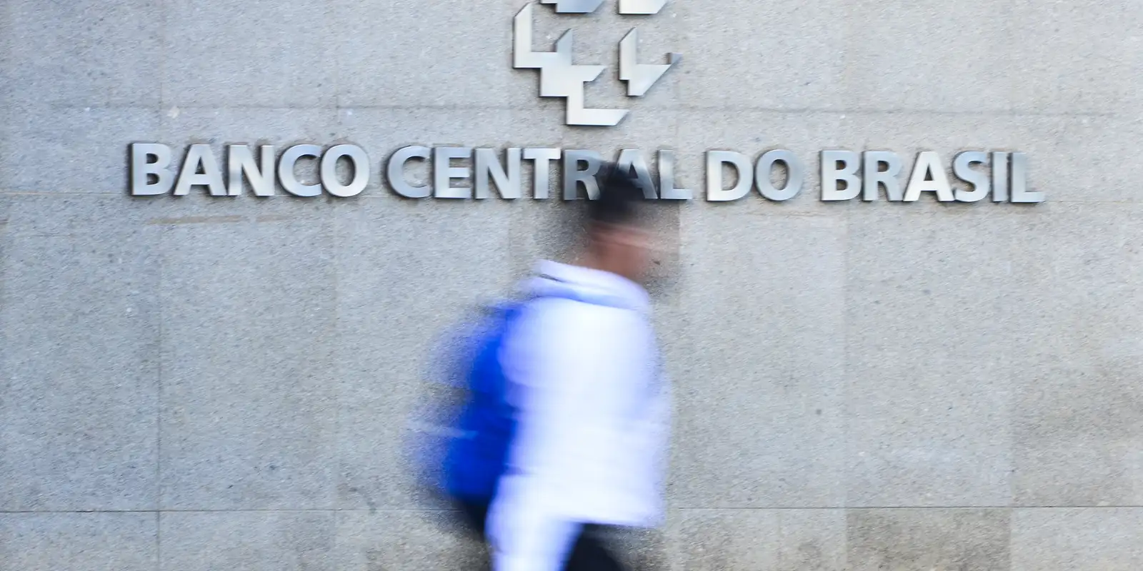Juros das famílias seguem elevados e chegam a 64% ao ano, diz BC