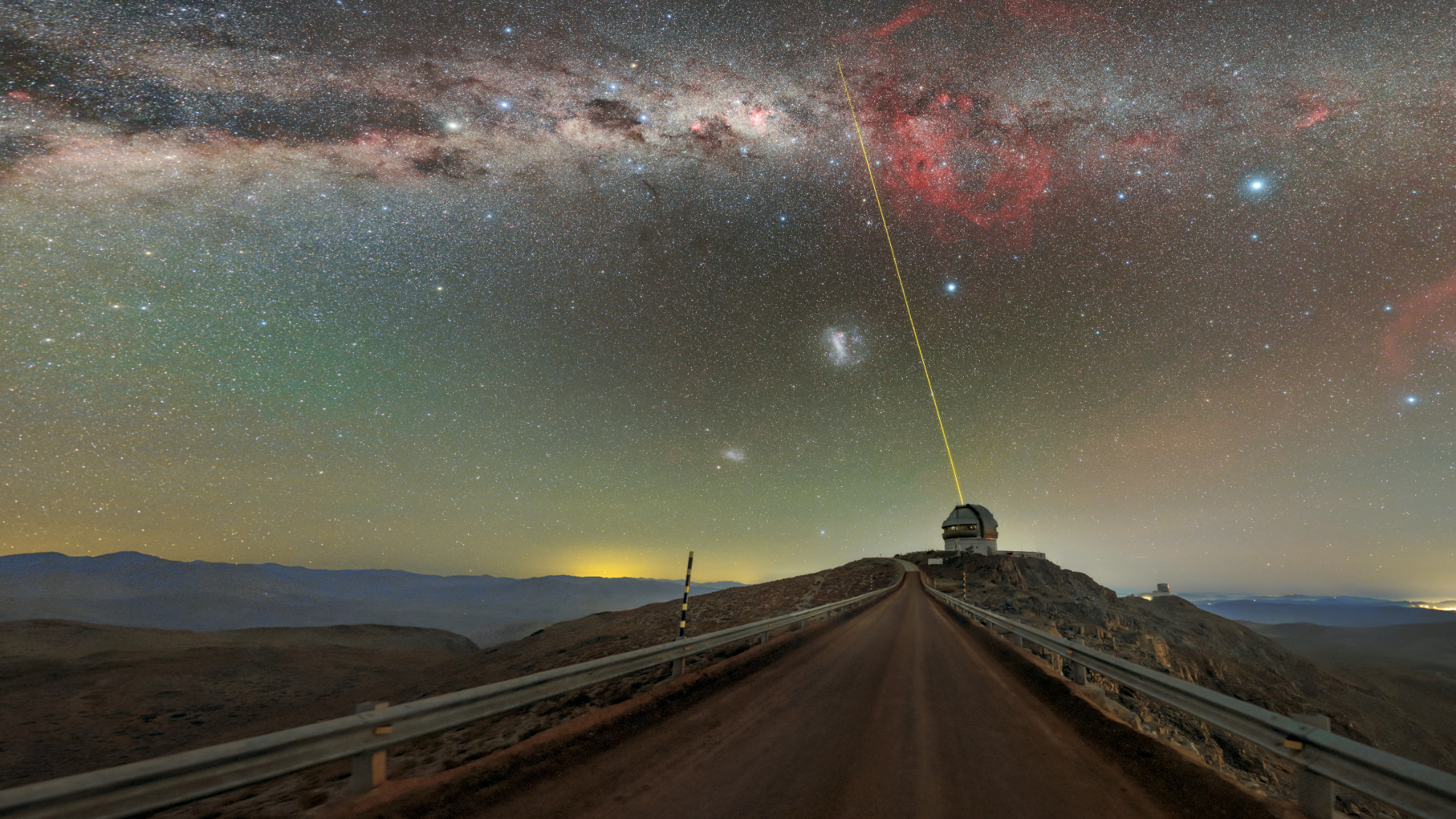 Um laser desaparece na foto do coração da Via Láctea do dia 16 de julho de 2026