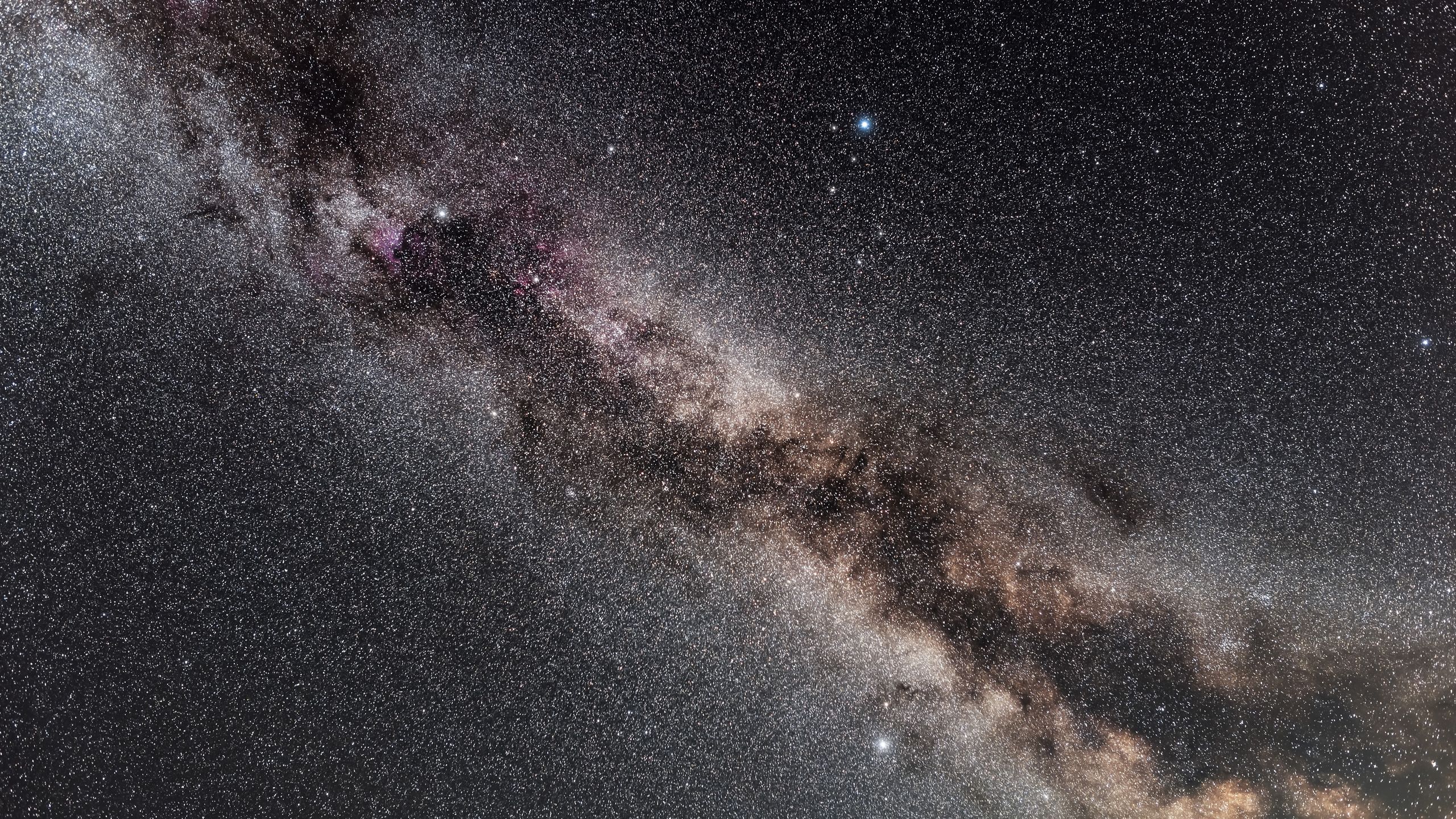 A maneira mais fácil de aprender o céu noturno de verão começa com estas 3 estrelas
