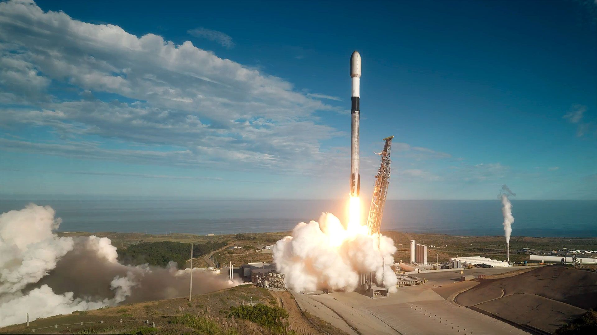 Foguete SpaceX Falcon 9 envia satélites Starlink para órbita um dia após raro aborto de lançamento