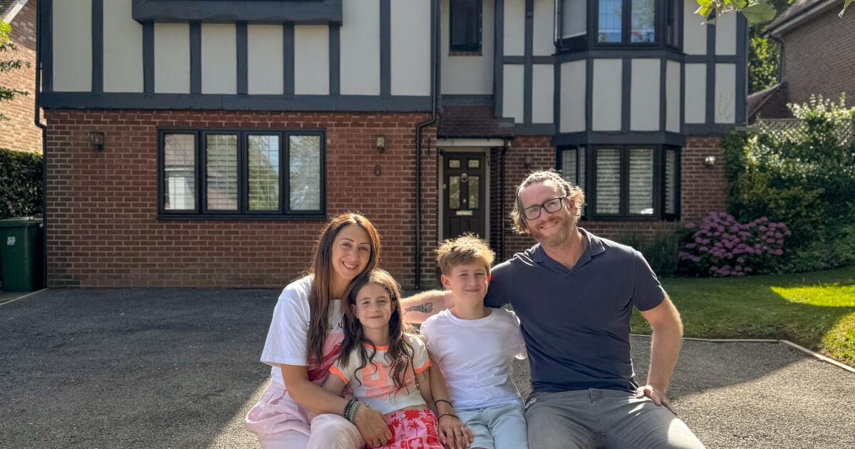 Casal sorteia casa na Inglaterra para viajar pelo mundo com os filhos