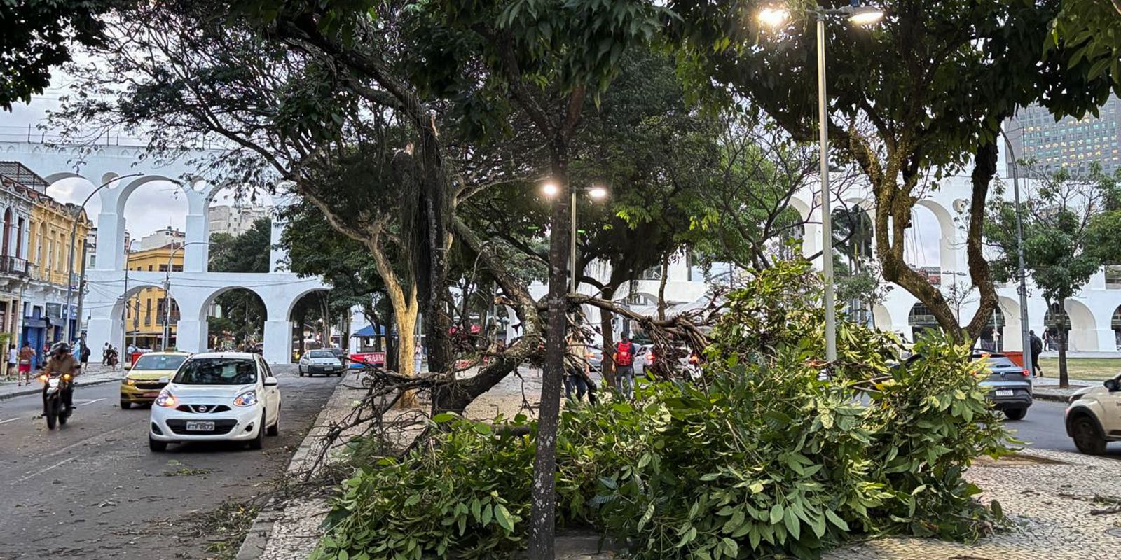Vendaval ainda causa danos a moradores do Rio de Janeiro