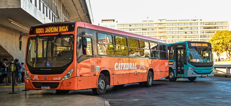 IMAGEM COM DOIS ONIBUS SEMIURBANOS