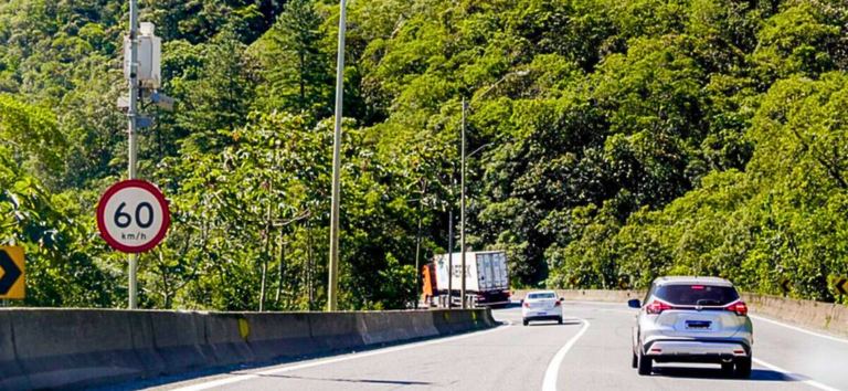 Rodovia com radar de velocidade