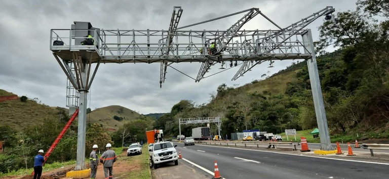 IMAGEM DE FREE FLOW NA RODOVIA