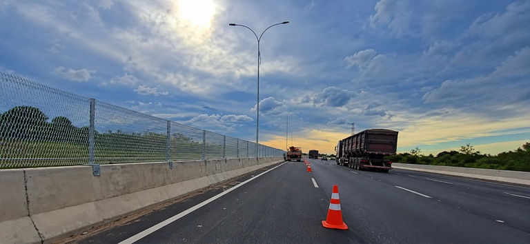 IMAGEM DA RODOVIA, COM CAMINHÃO E POSTES DE LUZ